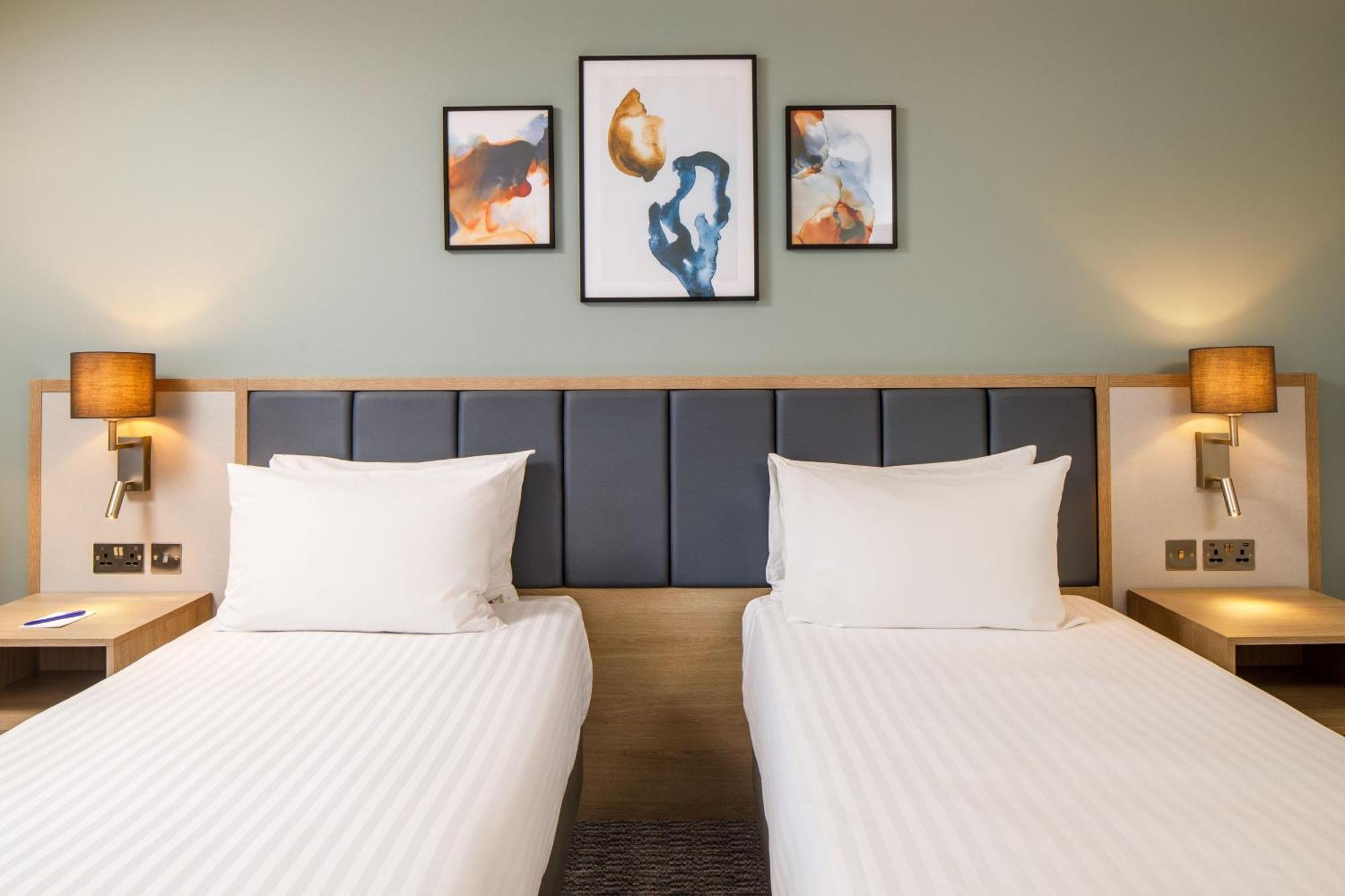 Delta Hotels By Marriott Milton Keynes Esterno foto