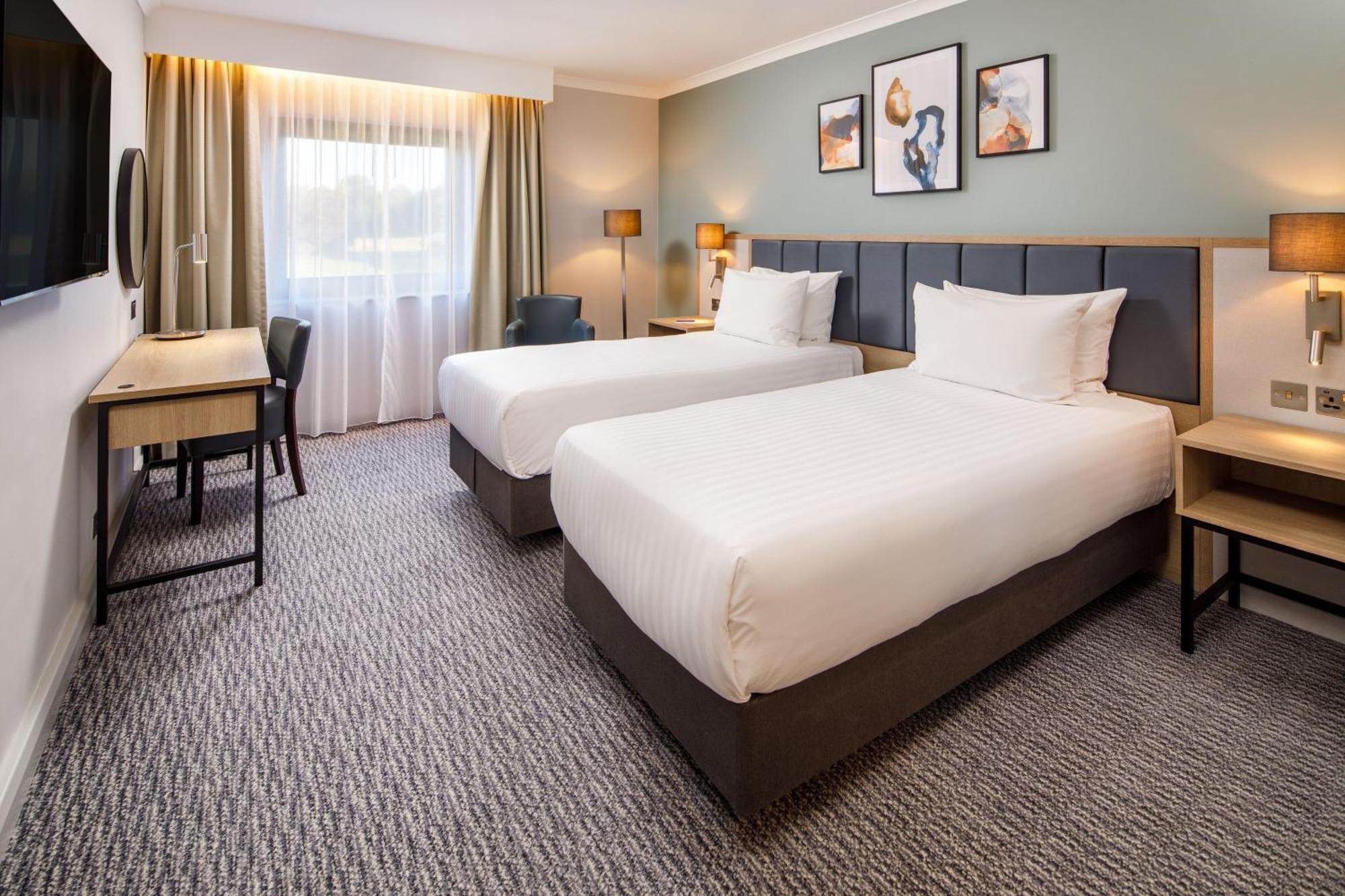 Delta Hotels By Marriott Milton Keynes Esterno foto