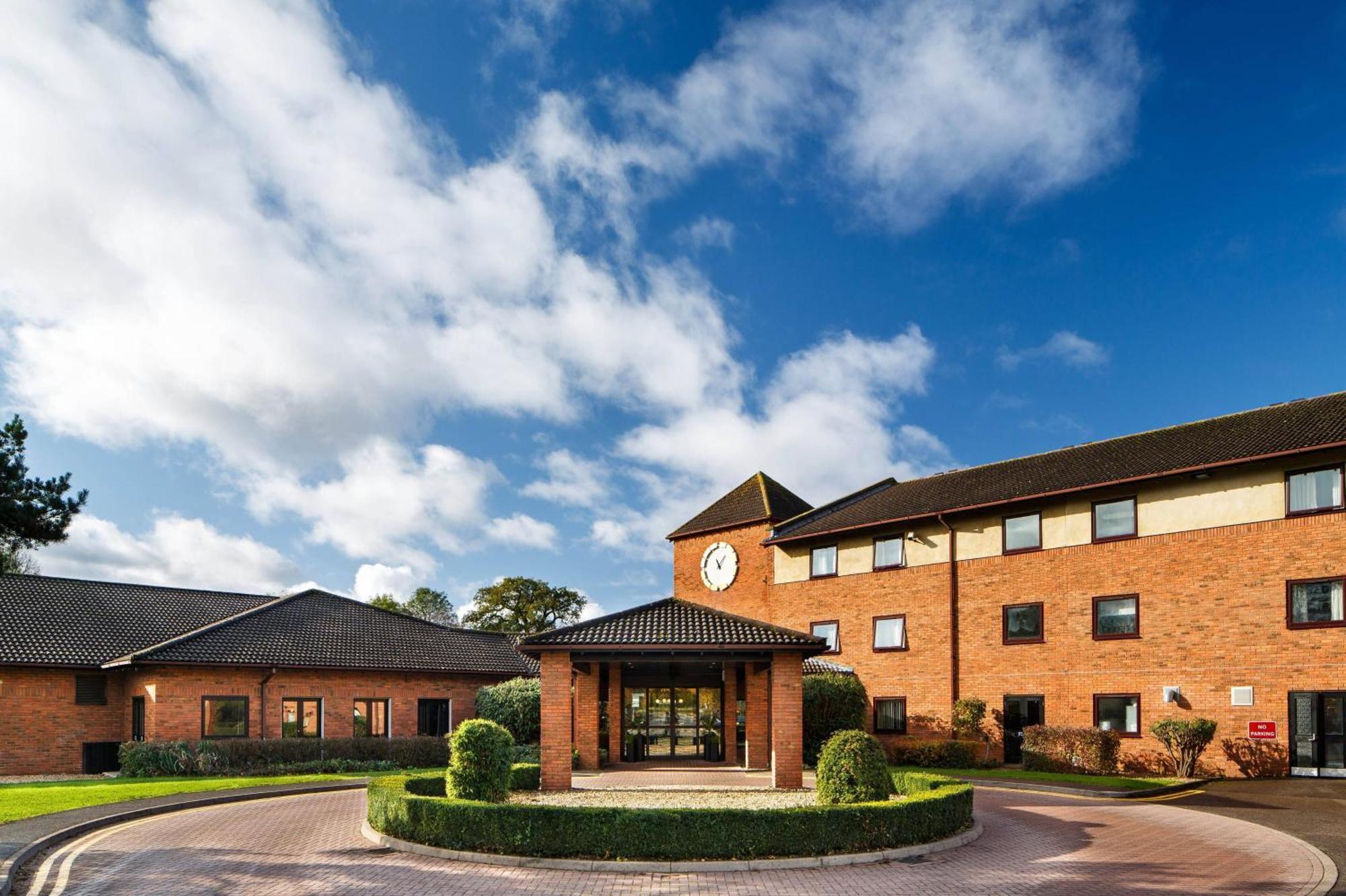 Delta Hotels By Marriott Milton Keynes Esterno foto