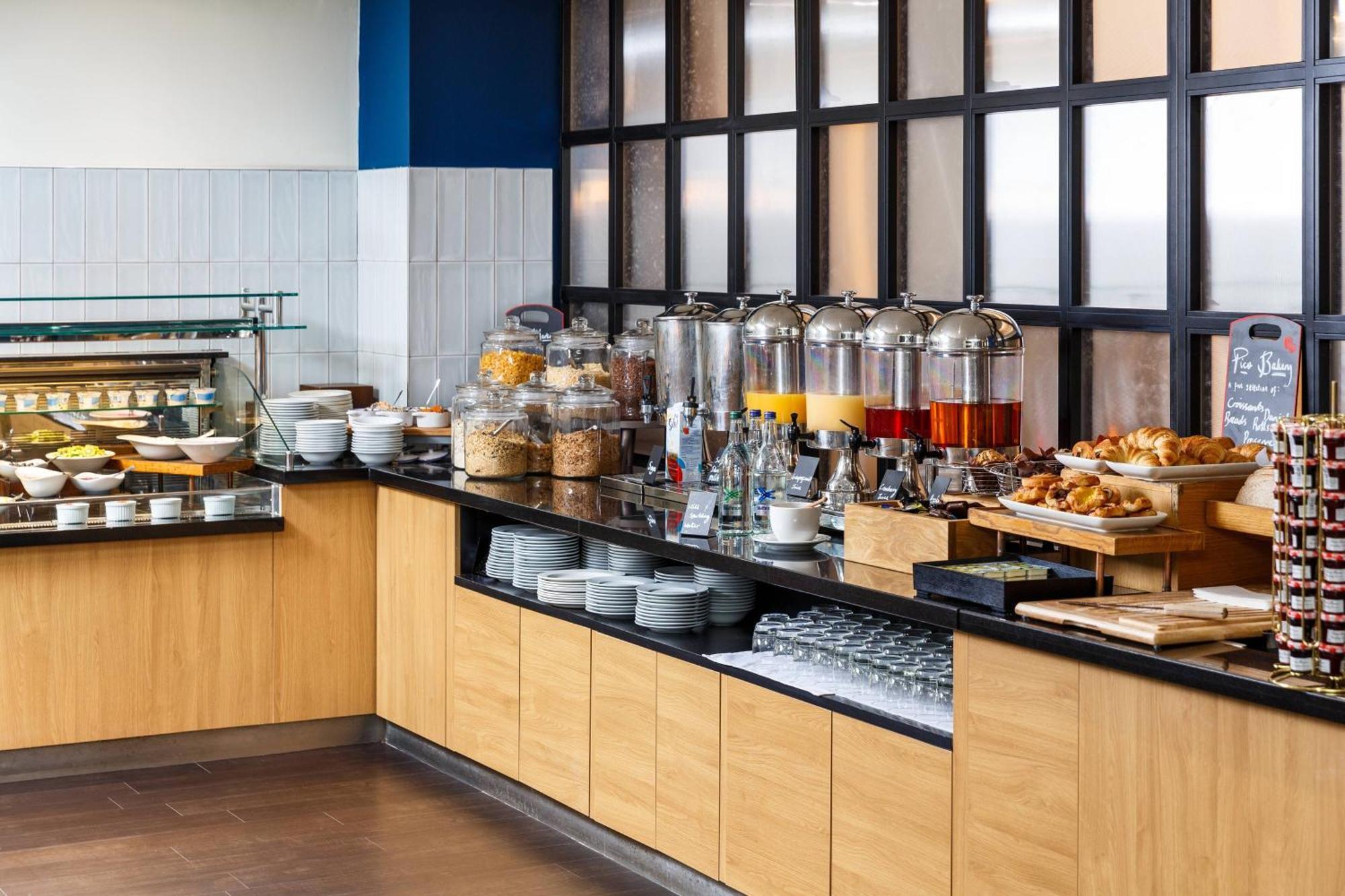 Delta Hotels By Marriott Milton Keynes Esterno foto