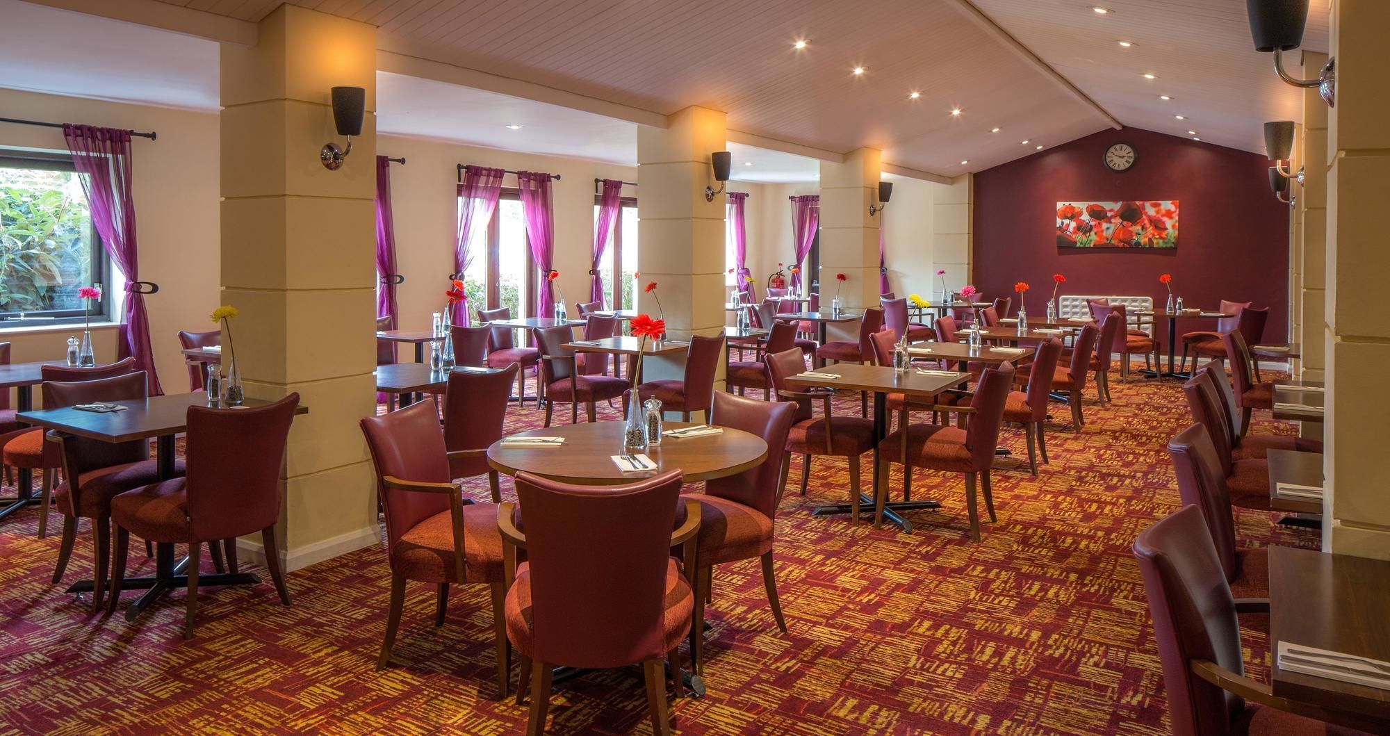 Delta Hotels By Marriott Milton Keynes Esterno foto